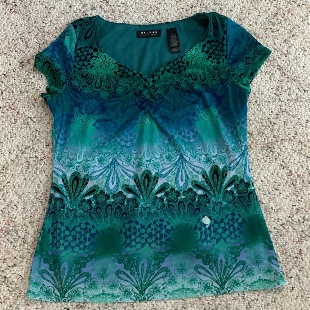 axcess medium v-neck blouse with various green colors.